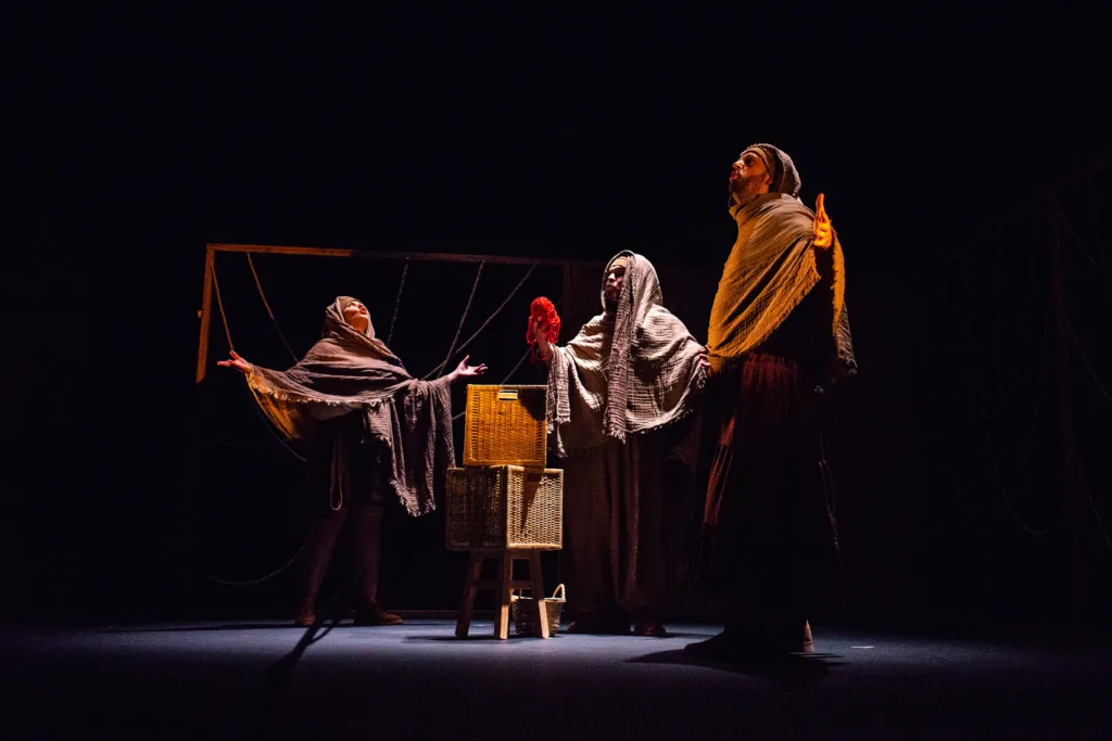 Escena de "La Celestina, hilando fino" durante su estreno en el Teatro Bernal